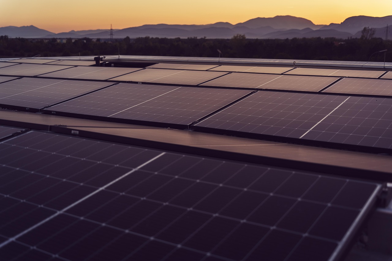 installation de panneaux solaires : profitez d'une énergie renouvelable et économique grâce à notre expertise en pose de panneaux solaires adaptés à votre habitat.