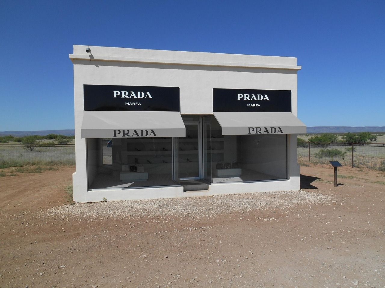 découvrez l'univers de prada : histoire, collections de luxe, sacs iconiques, prêt-à-porter et accessoires raffinés. explorez le style inimitable de la maison de mode italienne.