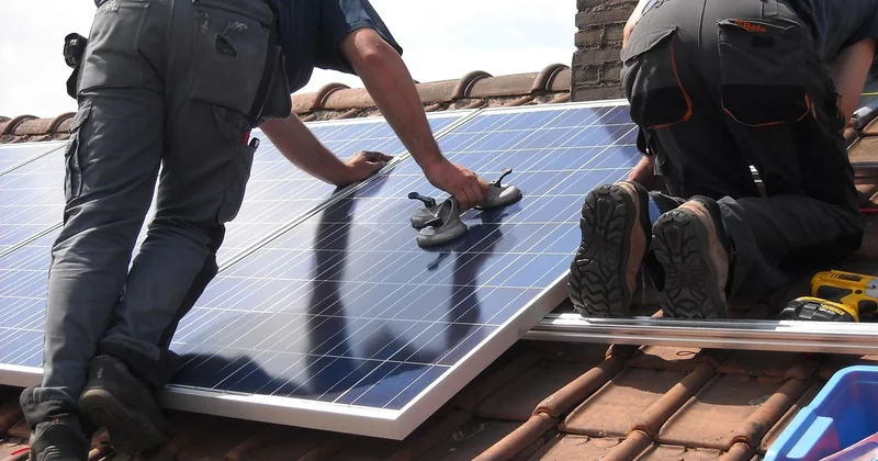 Avantages et inconvénients des panneaux solaires : le tableau honnête