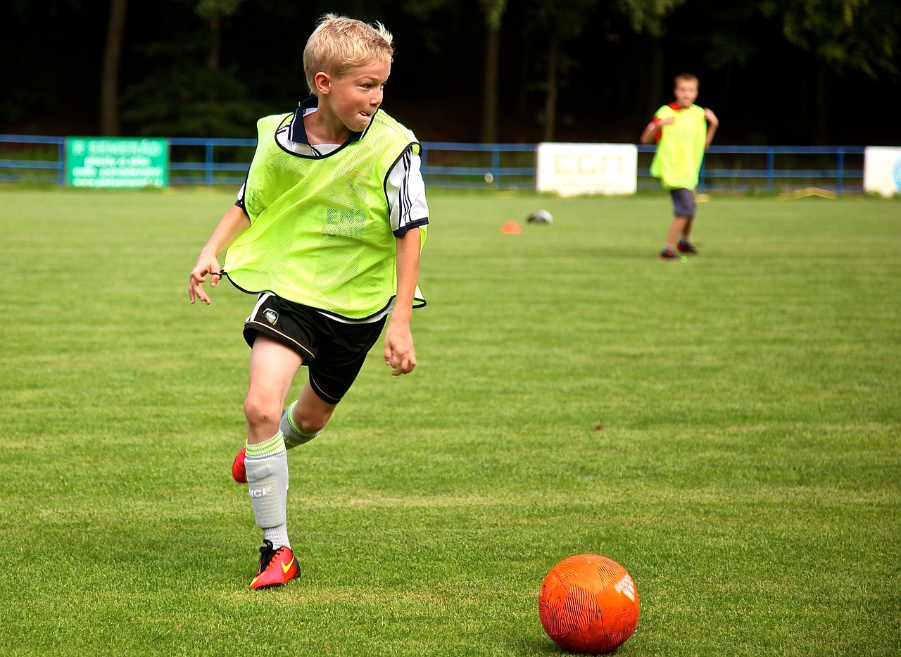 découvrez les menaces qui guettent les amateurs de football, des blessures sur le terrain aux enjeux liés à la sécurité. explorez les conseils pour jouer en toute sécurité et profiter pleinement de votre passion pour le football.