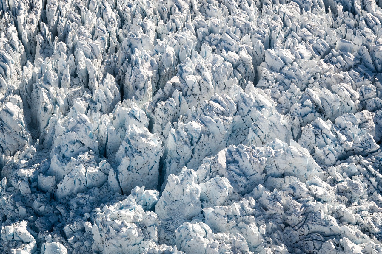 d&eacute;couvrez les glaciers, formations naturelles impressionnantes de glace et de neige, et explorez leur r&ocirc;le crucial dans le climat et l'environnement.